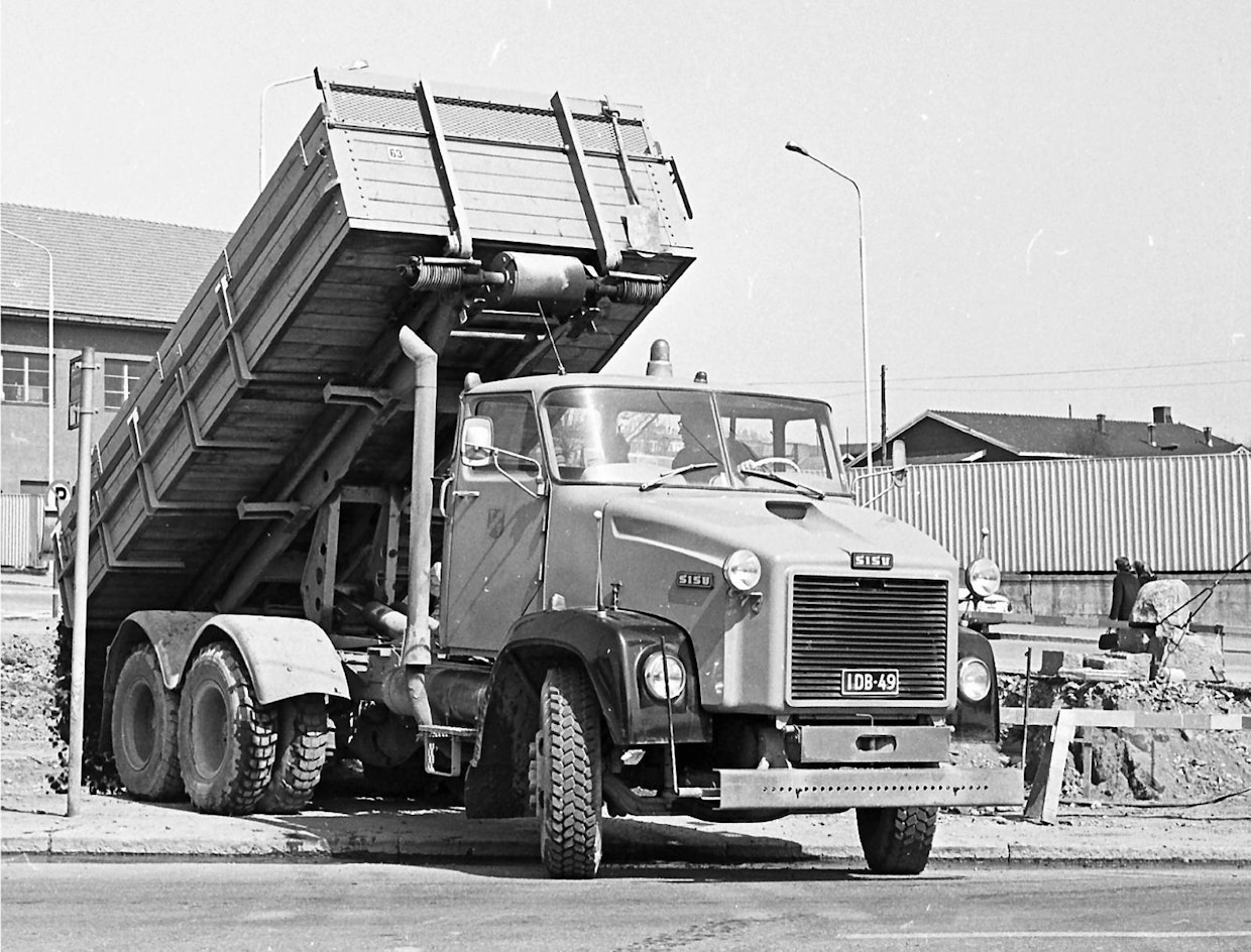 Jyry-Sisu tuli mallinimenä käyttöön vuodesta 1953 alkaen. Alkuvaiheessa Jyry-Sisun tunnusomainen piirre oli hyvin pitkä konepeitto. Jyry- Sisu muutettiin 1960-luvun puolivälissä puolibulldog-malliseksi autoksi, jossa oli lyhyt lujitemuovien konepeitto. Malli sai nimen "pahvikeula".