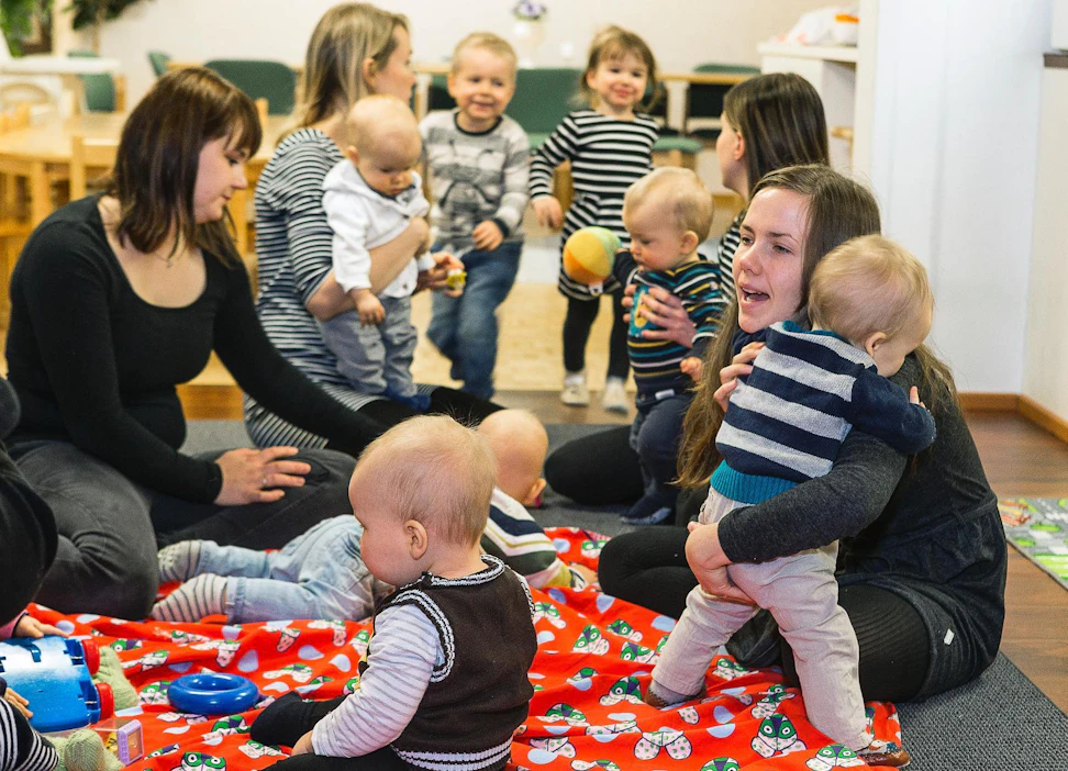Etelä-Savon Joroisissa seurakunnan vauvakerho herätettiin syksyllä henkiin parin vuoden tauon jälkeen. Maanantaina ohjelmassa oli lasten valokuvaus, ensi kerralla maistellaan pipareita.
