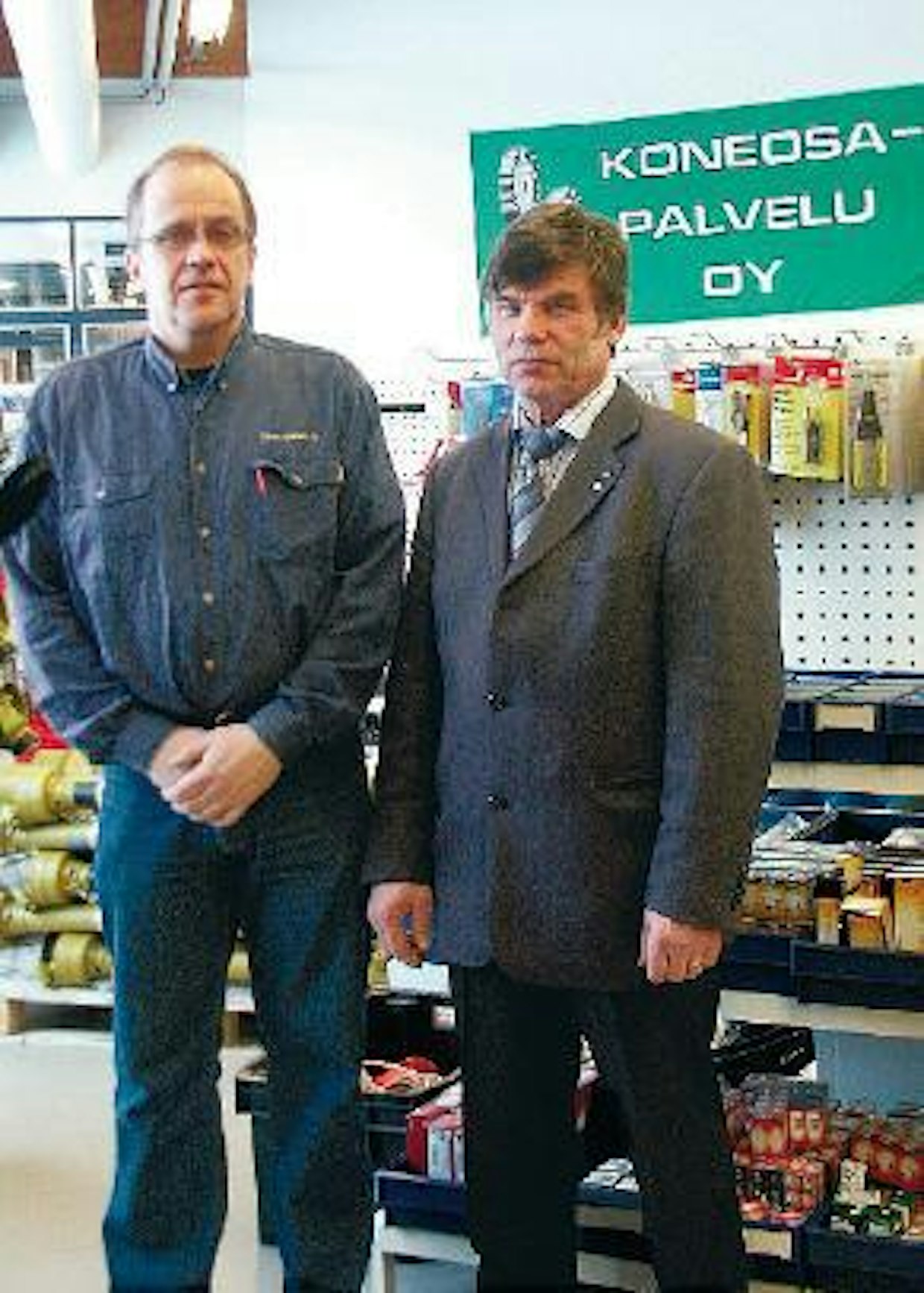 Lappeenrannan toimipisteen esimies, myyntipäällikkö Veli-Pekka Marttinen (vas) on kokenut hydrauliikkamies. Tj Toivo Aliranta (oik) tuntee metsäkoneiden heikkoudet ja vahvuudet 70-luvulta lähtien. Tietotaito on välttämätön korvaavien tai kunnostettujen vaihto-osien sopivuutta ja tarkoituksenmukaisuutta tapauskohtaisesti asiakkaan kanssa puntaroitaessa.