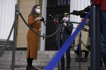 Pääministeri Sanna Marinin (sd.) hallitus on valmistellut selontekoa yhdessä presidentti Sauli Niinistön kanssa.  LEHTIKUVA / VESA MOILANEN