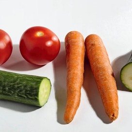 Tomaatti ja kurkku olivat ruukkusalaatin jälkeen eniten tuotetut kasvihuonevihannekset. Porkkana kuului avomaalla tuotettujen vihannesten kärkikolmikkoon.