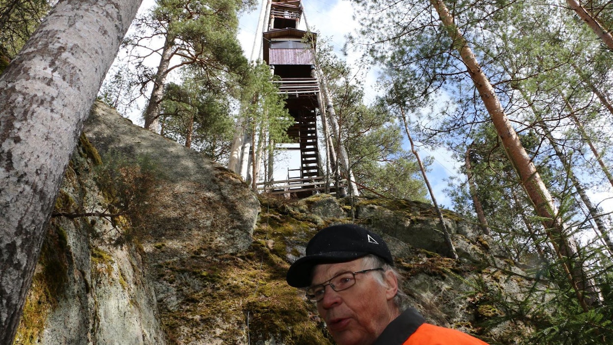 Tornin lisäksi Erkki Salosen tiluksilla on tarjolla monenmoista nähtävää. Metsätöissä ikänsä käynyt isäntä on kerännyt mahtavan pahkakokoelman.