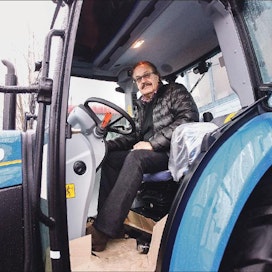 Traktorikauppa on käynyt talvella kohtuullisesti vaikkei aivan viime vuoden malliin, sanoo toimitusjohtaja Martti Sarasto Sara-Tuotteesta Vihdistä. Markku Vuorikari