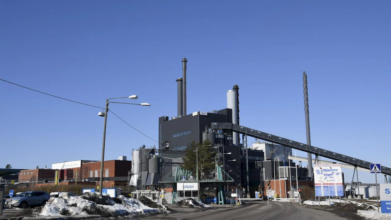 Sappin Kirkniemen paperitehtaalla työskentelee 550 ihmistä. Tehdas tuottaa vuosittain 750 000 tonnia aikakauslehtipaperia.