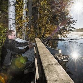 Jukka Heikkonen ahersi lauantaina vuokramökkien ja -veneiden syyshuoltotöissä Pihlajaveden rannalla. Seuraava iso sesonki alkaa vuodenvaihteessa. niko nyrhinen