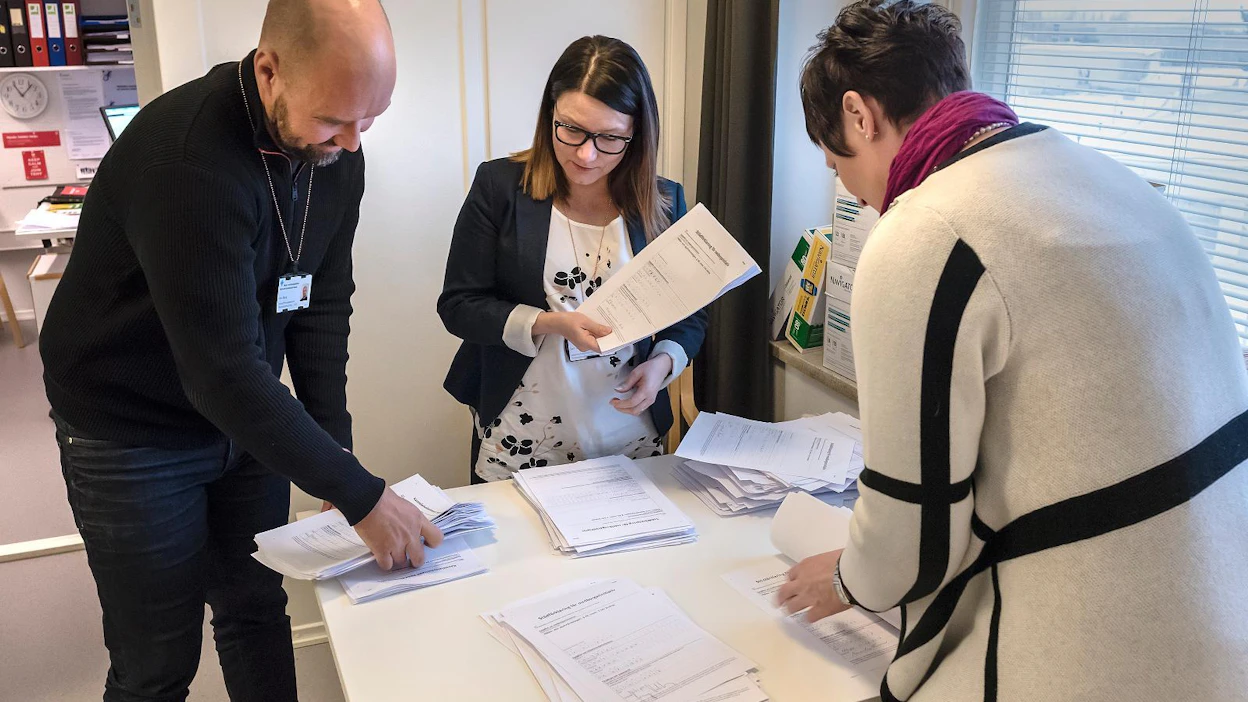 Vaasan keskussairaalan halutaan pitää edelleen laajan päivystyksen sairaalana. Kansalaisaloite haluaa ajaa muutosta joulukuussa hyväksyttyyn terveydenhuoltolakiin. Sairaalan pääluottamusmies Kim Berg sekä työsuojeluvaltuutetut Sari Ala-Heikkilä ja Lenita Fjellström-Nygård selasivat viime perjantaina sairaalan aulaan jätettyjä tukiallekirjoituksia.