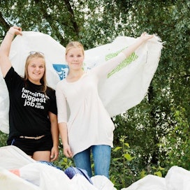 Johanna Österholm ja Emilia Bruce huolehtivat muovien kierrätyksestä.