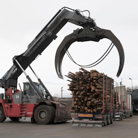Puunkäytön linjaukset vaikuttavat metsäalan investointeihin. Kuva Kemin Metsä Groupin tehtaalta.