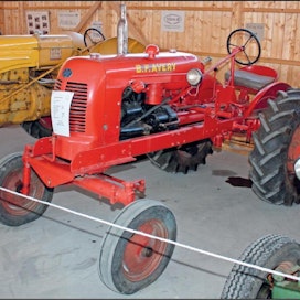 B.F. Avery A -traktori, v. 1943–1951 B.F. Avery &amp; Sons Co. Louisville, Kentucky, Yhdysvallat