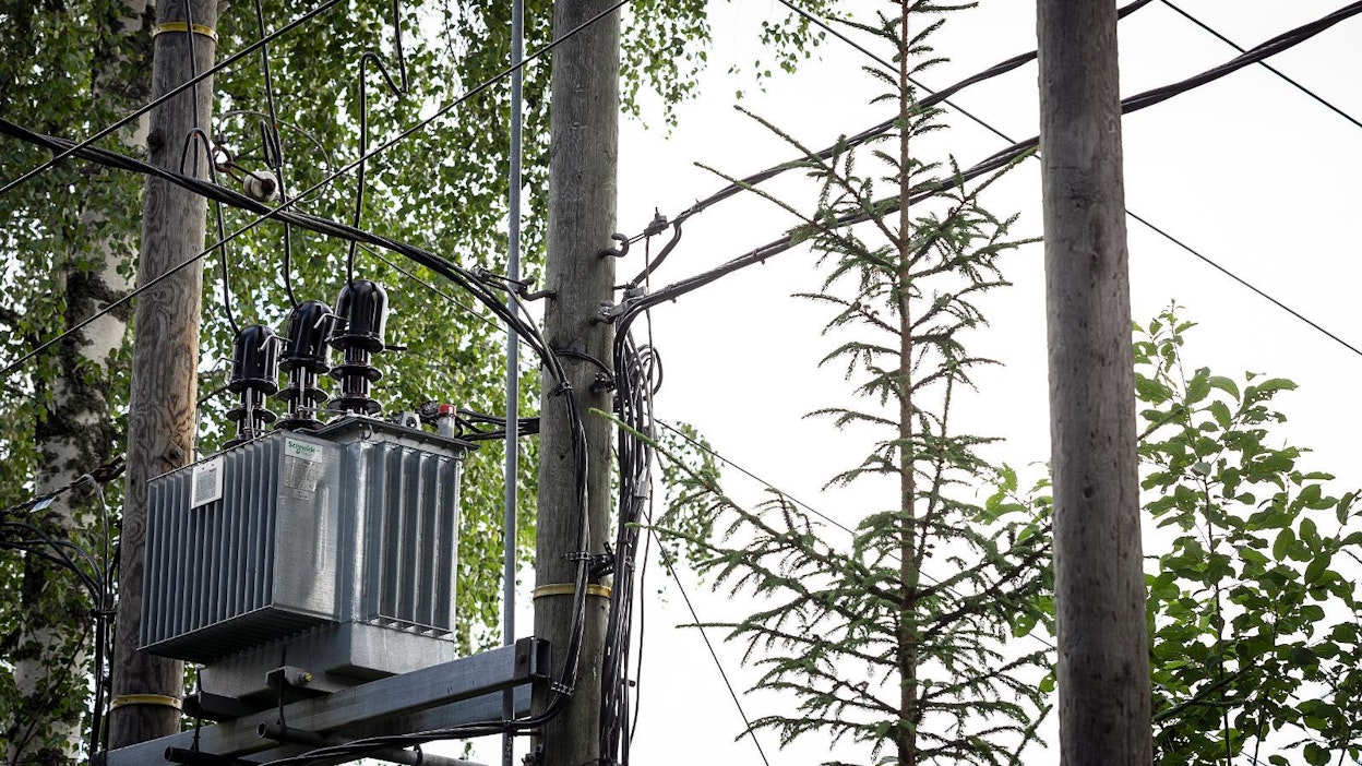 Carunan sähköverkko ja muuntaja ovat jäämässä metsän sisään Vihdissä.