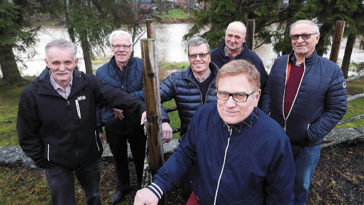 Pauli Mäenpää (vasemmalta), Matti Aarikka, Heimo Säteri, Heikki Isotalo, Kari Katila ja Tapani Taipale (edessä) muodostavat kaveriporukan, joka kokoontuu kolme kertaa vuodessa.