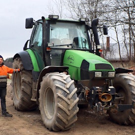 Kalle Vähä-Piikkiön tilalla on kuusi Deutz-traktoria, joista kaksi on Agrotron MK3 -mallistoa. Agrotron 165 MK3 on hankittu käytettynä vuonna 2007. Sen mittarissa on tällä hetkellä reilut 7 000 tuntia.