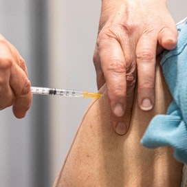 Keski-Suomen sairaanhoitopiirin johtaja Juha Kinnunen on huolissaan riskiryhmien toisen rokoteannoksen saamisesta, jos rokotejärjestystä muutetaan pääkaupunkiseudun hyväksi.