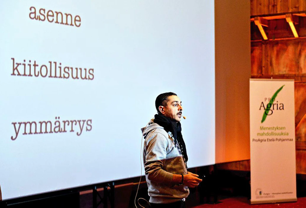 Arman Alizad puhui lihantuottajille Alahärmässä: "Viestini on, ettei ole väliä, montako kertaa sut lyödään maahan. Sillä on väliä, montako kertaa nouset uudelleen ylös yrittämään."