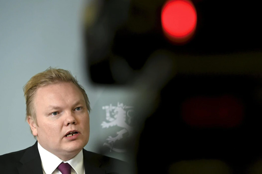 Veikkaus-tuottojen pienentyminen johtaa väistämättä kulttuurialan työpaikkojen karsimiseen ensi vuonna, arvioi tiede- ja kulttuuriministeri Antti Kurvinen (kesk.) LEHTIKUVA / Heikki Saukkomaa