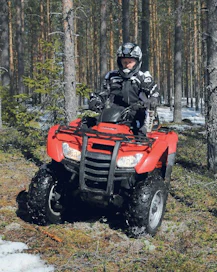 MaastossaTRX 420 kulkee hienosti. Vaihteisto toimii ilman kuormaa ajettaessa molemmilla toimintatavoilla erittäin hyvin.