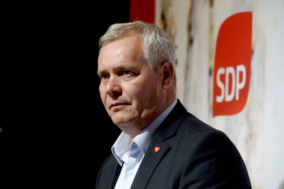 Istuva puheenjohtaja Antti Rinne (kuvassa) sekä kansanedustajat Timo Harakka ja Tytti Tuppurainen kiertävät kymmenkunta paikkakuntaa. LEHTIKUVA / Mikko Stig
