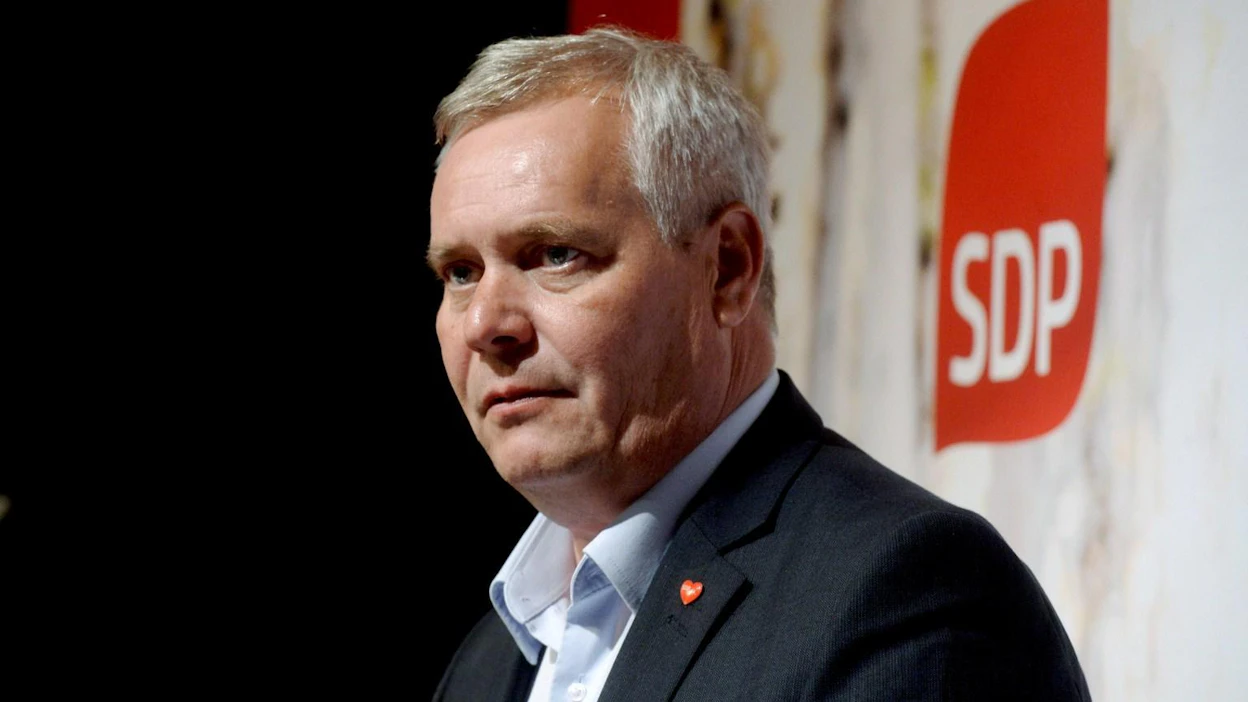 Istuva puheenjohtaja Antti Rinne (kuvassa) sekä kansanedustajat Timo Harakka ja Tytti Tuppurainen kiertävät kymmenkunta paikkakuntaa. LEHTIKUVA / Mikko Stig
