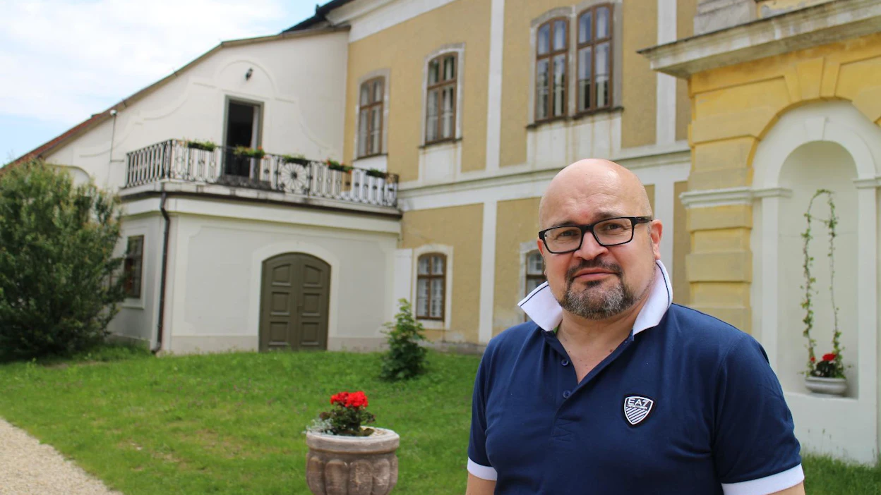 Salia salin perään. Ari Kupsus hurahti Unkariin vuonna 1999. Nyt hän on pian 300-vuotisen linnan isäntä. ”Sydämeni vuotaa verta, kun näen huonokuntoisen kartanon. Jos voin yhdenkin kulttuurihistoriallisen rakennuksen pelastaa, teen sen.”