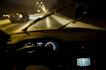Autoilijoiden on hyvä varautua teiden liukkauteen. LEHTIKUVA / Heikki Saukkomaa
