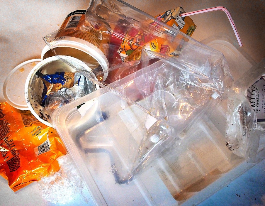 Muovin päätyminen vesistöihin on maailmanlaajuinen ympäristöongelma.