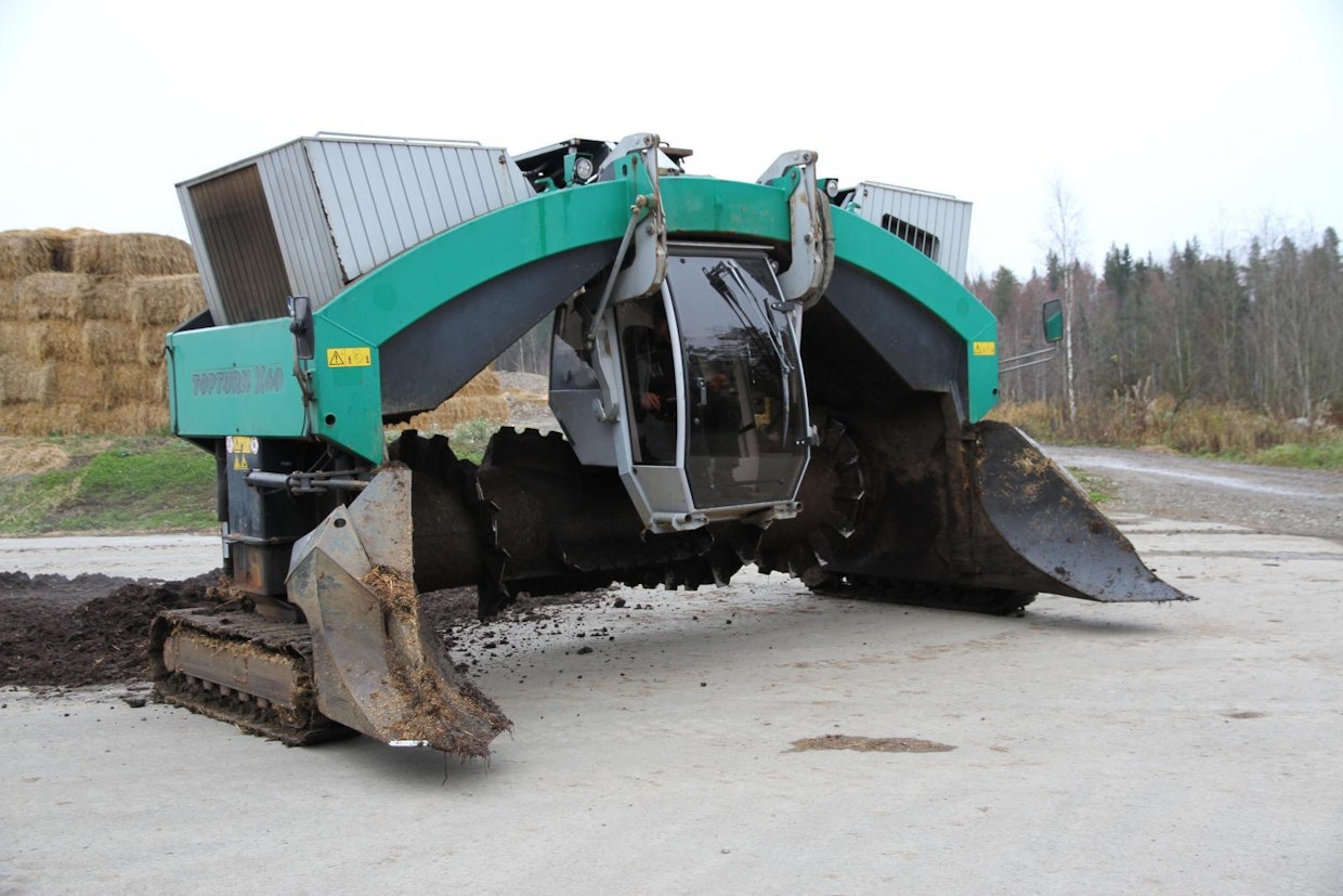Kompostiaumat käännetään Komptechin valmistamalla Topturn X60-kääntäjällä. Kone on hankittu käytettynä Ruotsista.