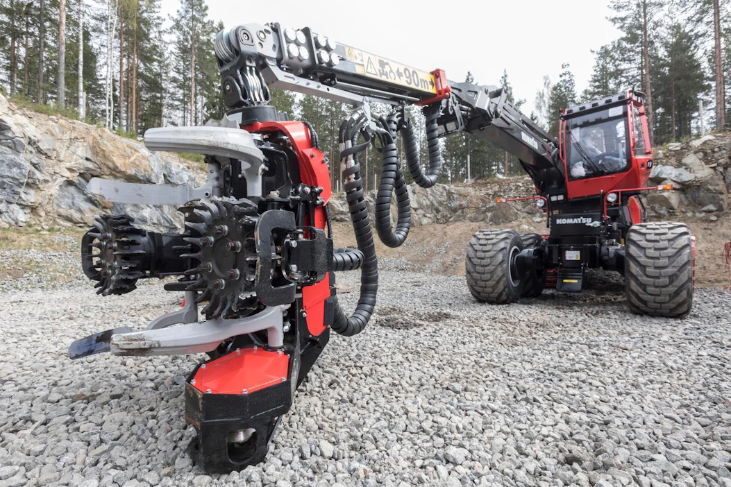Komatsun pohjoismaisen puutavaralajimenetelmän metsäkoneet kootaan Uumajassa Ruotsissa. Moottorit niihin tekee Agco Power Nokian Linnavuoressa, renkaat tulevat Nokian Renkailta Nokialta ja ohjaamot Fortacolta Kurikasta.