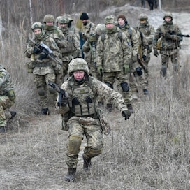Ukrainalaiset reserviläiset osallistuivat harjoitukseen pääkaupunki Kiovan lähellä lauantaina. LEHTIKUVA / AFP