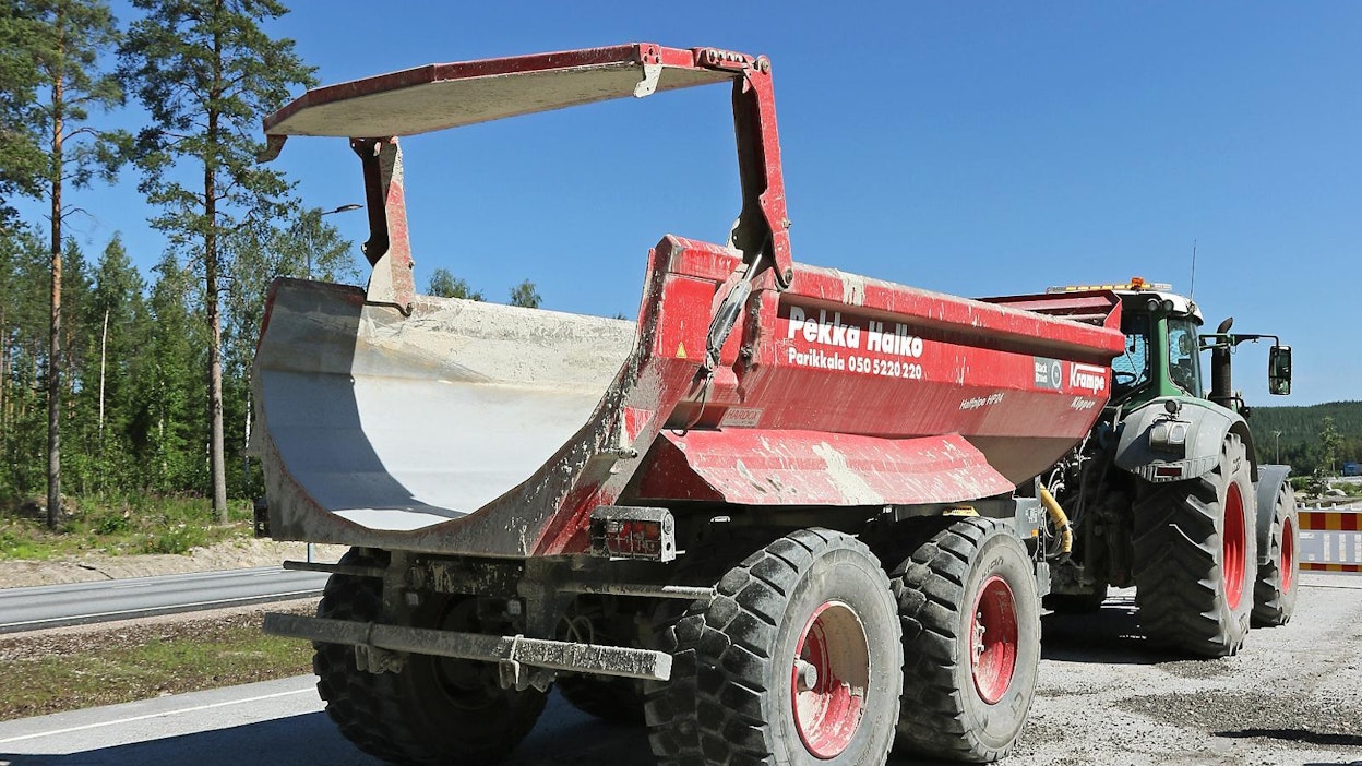 Krampe HP24:n tekninen kantavuus on 24 tonnia ja vesitilavuus 13 kuutiota. Kippisylinterin öljytilavuus on maltilliset 39 litraa. Akselisto on hydraulinen, jotta vaunun paino jakautuu aina tasan jokaisen pyörän kesken. Kääntyvä taka-akseli on välttämätön tämän kokoluokan vaunussa jo pelkästään kustannussyistä. Akseliväli on 181 cm. Vaunu käyttää LS-hydrauliikkaa.