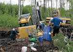 Volvon huoltotiimin kokoonpano Kaivukoneen pelastus -jutussa vaatii hieman tarkennusta. Tässä vielä kuva koko joukosta: vasemmalla Jarkko Ronkainen, Michael Wackström ja Bo Engman. Etualalla näkyy myös tarvikkeita, joita työssä käytettiin. Tynnyri on pilaantunutta polttoainetta varten. Yksi tärkeimmistä käsityökalusta oli lapio!