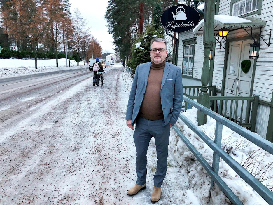 Harri Nissinen hyppäsi kuvausta varten pois kokouksesta vuonna 1907 rakennetusta Hypoteekista. Entisen Joutsan Säästöpankin tiloissa toimii nyt kahvila.