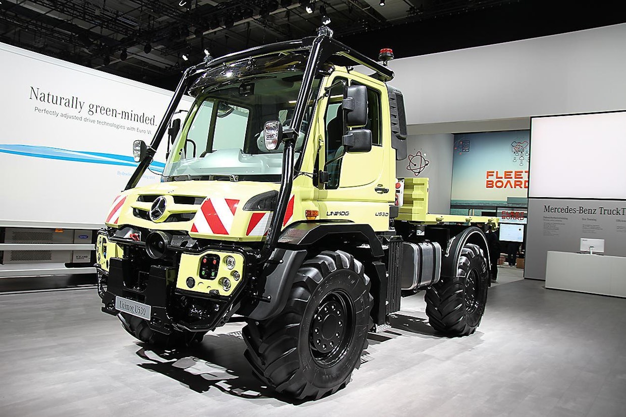 Daimler esitteli lopulta T1b- luokan traktoriksi hyväksytyn Mercedes-Benz Unimogin. 13,5 tonnin kokonaispainon U530 Unimogissa on 220 kW:n tehoinen OM936-moottori.