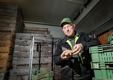 Roger Lindroos esittelee lempilajikettaan Annabelleä.