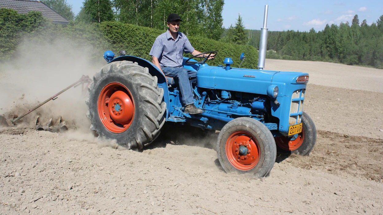 Fordson Super Dexta -traktoria valmistettiin vyuosina 1962–64, Dagenham, Englanti. Valmistettu yhteensä noin 50 000 kpl.