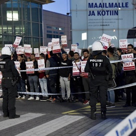 Helsinki-Vantaan lentokentällä osoitettiin heinäkuussa mieltä turvapaikanhakijoiden palautusta vastaan. LEHTIKUVA / EMMI KORHONEN