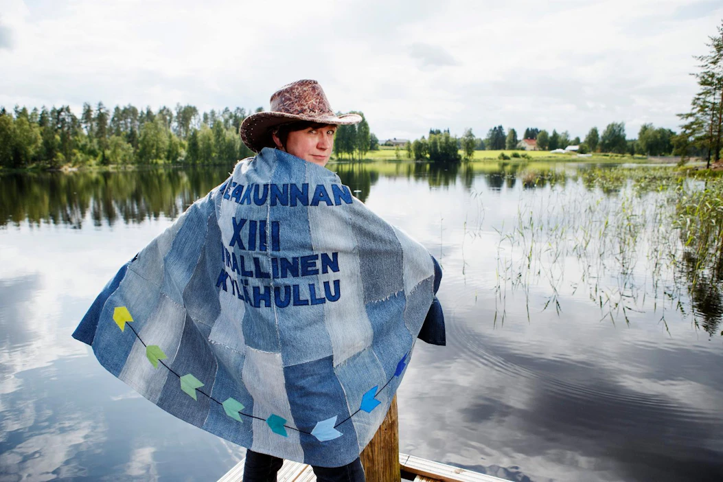 Valtakunnan 13. viralliseksi kylähulluksi valittiin vuonna 2015 lastentarhanopettajana toimiva kyläaktiivi Arja Huovinen Leppävirran Soinilansalmelta.
