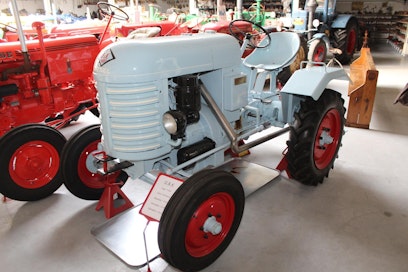 Kaivinkoneistaan ja liukuportaistaan paremmin tunnettu Orenstein &amp; Koppel-yhtymä teki lyhyen aikaa myös O&amp;K-traktoreita. Tehtailu alkoi v.-38, mutta jo seuraavana vuotena natsihallinto kansallisti juutalaisomisteisen yrityksen, nimeksi vaihtui MBA. Alkuperäinen merkki otettiin käyttöön 10 vuotta myöhemmin. Kannattamattomaksi osoittautunut traktorituotanto päättyi v.-54. O&amp;K T18A kuului viimeiseen mallistoon. Moottori on oma 1-sylinterinen etukammiodiesel, teholtaan 18 hv, 5-numeroisen vaihteiston teki ZF.