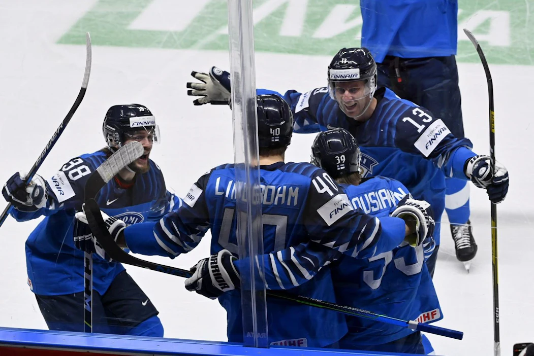 Teemu Turunen, Petteri Lindbohm, Kim Nousiainen ja Mikael Ruohomaa juhlivat Lindbohmin 2 -1-maalia. Lehtikuva / Jussi Nukari