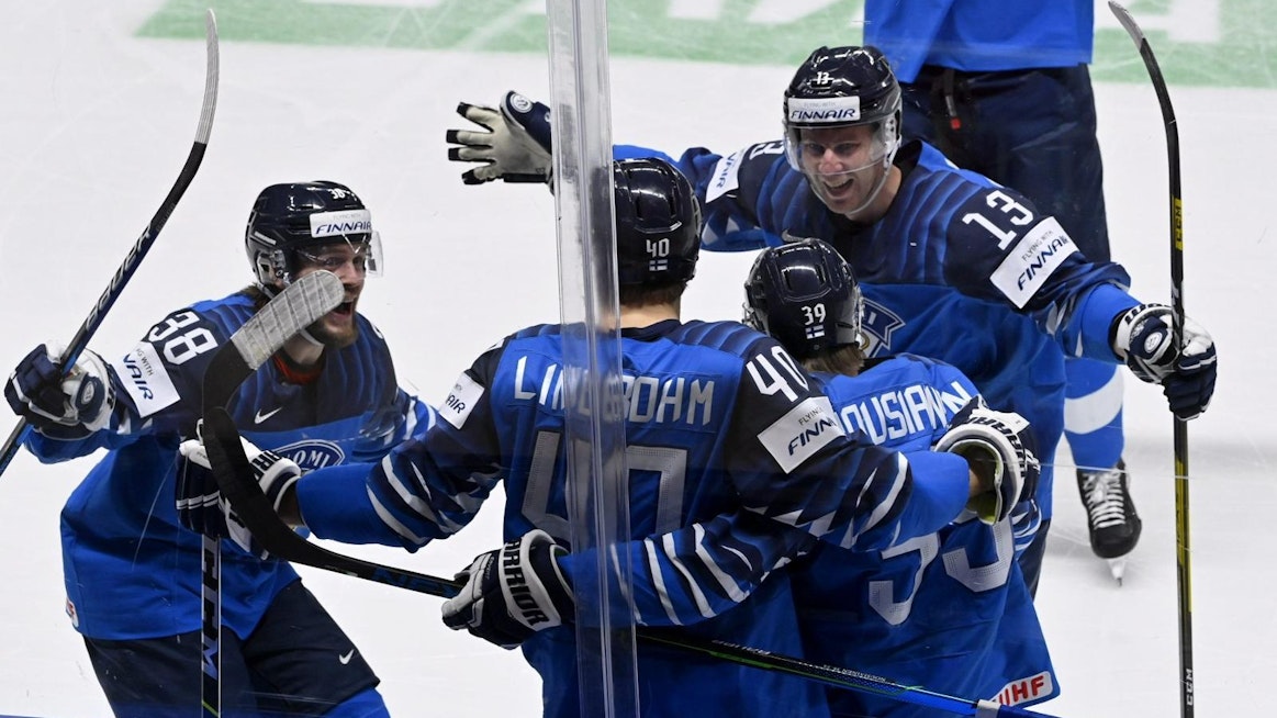 Teemu Turunen, Petteri Lindbohm, Kim Nousiainen ja Mikael Ruohomaa juhlivat Lindbohmin 2 -1-maalia. Lehtikuva / Jussi Nukari