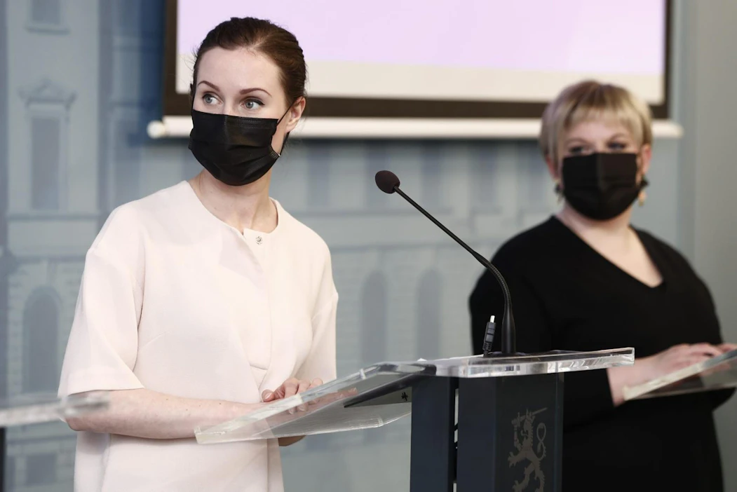 Hallituksen kehysriihi alkaa tiistaina tilanteessa, jossa hallituspuolueiden suurin eripura on jäänyt taustalle. Kuvassa pääministeri Sanna Marin (vas.) ja valtiovarainministeri Annika Saarikko. LEHTIKUVA / Roni Rekomaa