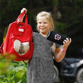 Viitasaaren Keihärinkoskella asuva seitsemänvuotias Iina Saaranen aloittaa tänään ekaluokkalaisena Huopanan kyläkoulussa. Koulumatkaa kertyy 20 kilometriä suuntaansa. Aku-pikkuveli viihtyy vielä kotona.