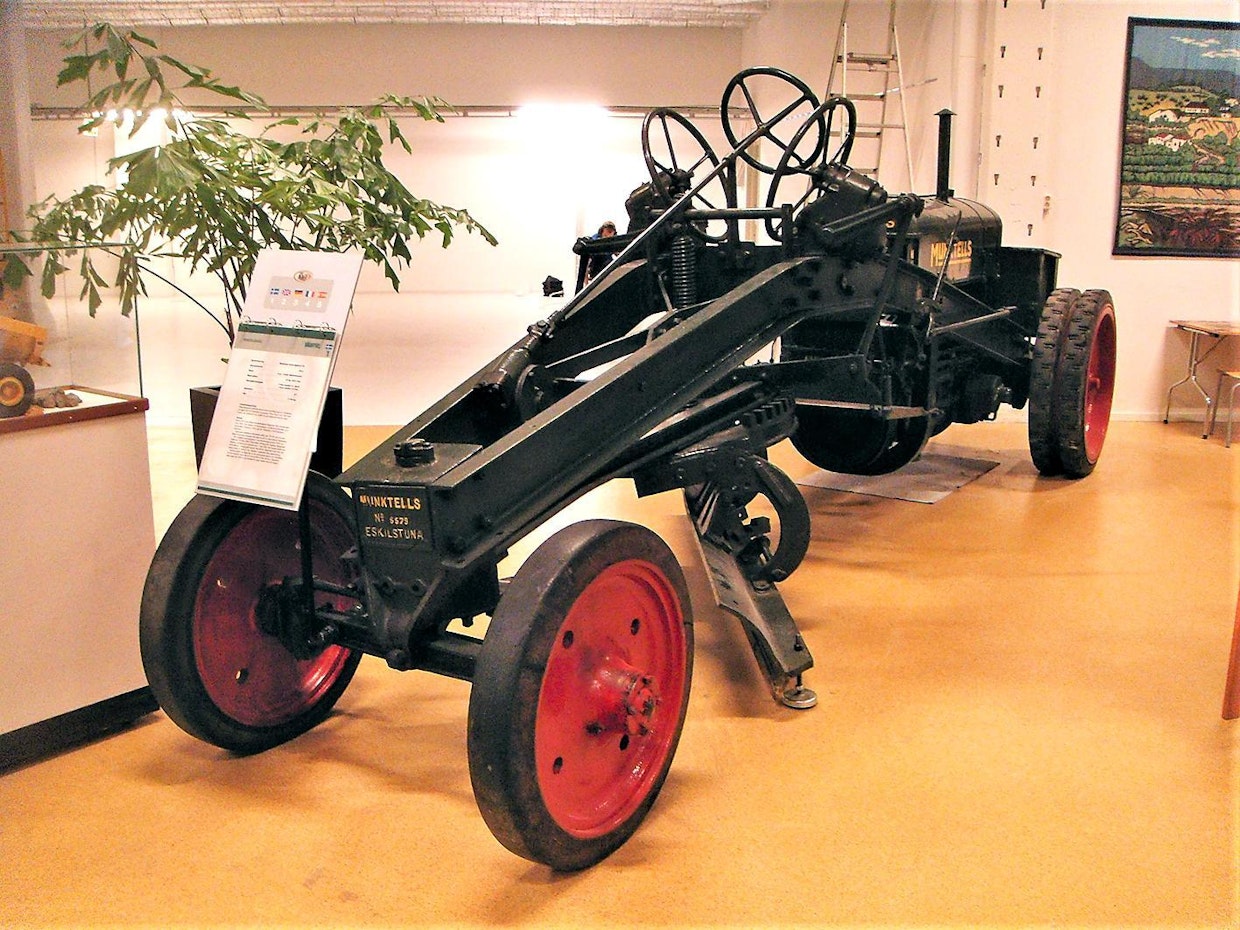 Munktell Model 24 on ensimmäinen Ruotsissa valmistettu tiehöylä. Se esiteltiin vuonna 1923 ja siirtyi tuotantoon vuonna 1924. Tämä yksilö on valmistettu vuonna 1930. Yhdennäköisyys Wehrin ja Bitvargenin (suomeksi Tiekarhu) kanssa on ilmeinen. Höylässä on voimalaitteena Munktellin traktorin malli ”22 HK”, mikä tekee siitä tietysti enemmän ruotsalaisen kuin Fordin tekniikkaan luottaneet amerikkalainen Wehr ja Bitvargen. Ruotsin konepajateollisuus on laajaa jo 1920-luvulla ja samankaltaisia tiehöyliä valmistui monella merkillä.