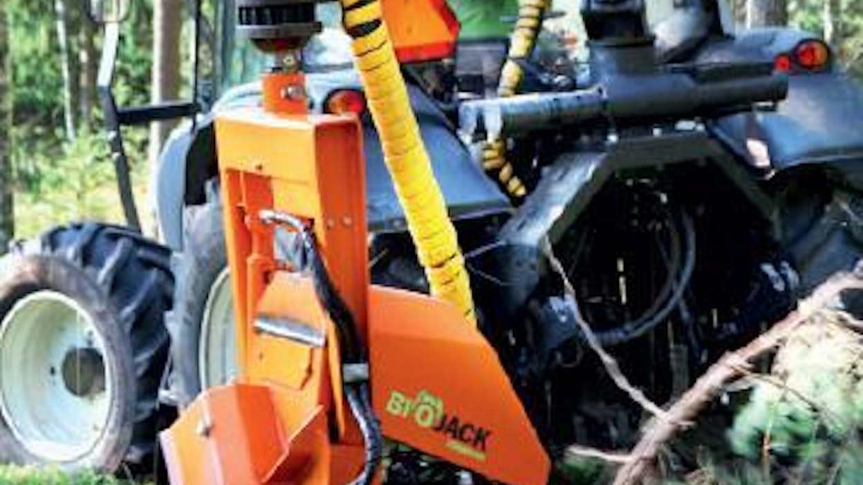 Biojack 300 Harvester on uusi kevyt hakkuupäämalli, joka on tarkoitettu asennettavaksi maataloustraktoreihin. Valmistajan testiyrittäjä Anders Björkqvist on ajanut uutuuden testiajot, ensimmäinen nollasarja malli esitellään Metkossa.