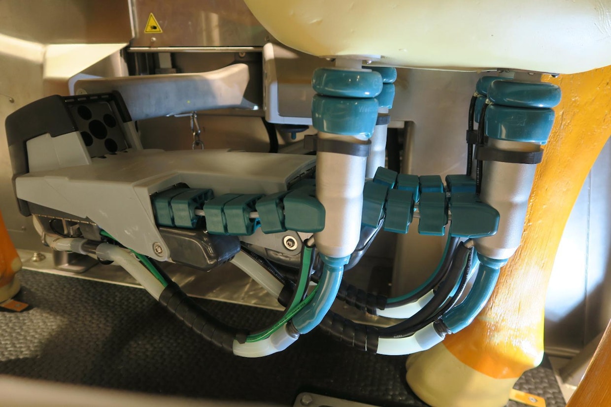GEA:n vuosi sitten lanseeratut, robottikaruselliin perustuvat yhden lypsypaikan robotit tulevat nyt myös Suomeen. Monoboxissa on muista merkeistä poikkeava ”in-liner everything”-periaate, eli stimu-lointi, pesu, esilypsy, lypsy sekä jälkikasto tapahtuvat yhden kiinnityksen aikana. Jokaisen vetimen lypsy etenee täysin omaan tahtiin, ja jokaisesta neljänneksestä mitataan erikseen maitovirta ja -määrä, sekä maidon sähkönjohtokyky, väri ja lämpötila. GEA:ta myy Mestarifarmi Oy. (TA)