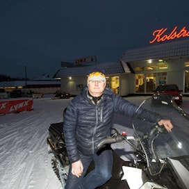 Mikäli matkailuelinkeinolle tulee ongelmia lumipulan takia, se heijastuu uusien kelkkojen myyntiin, kelkkakauppias Juhani Roimaa Muoniosta arvioi.