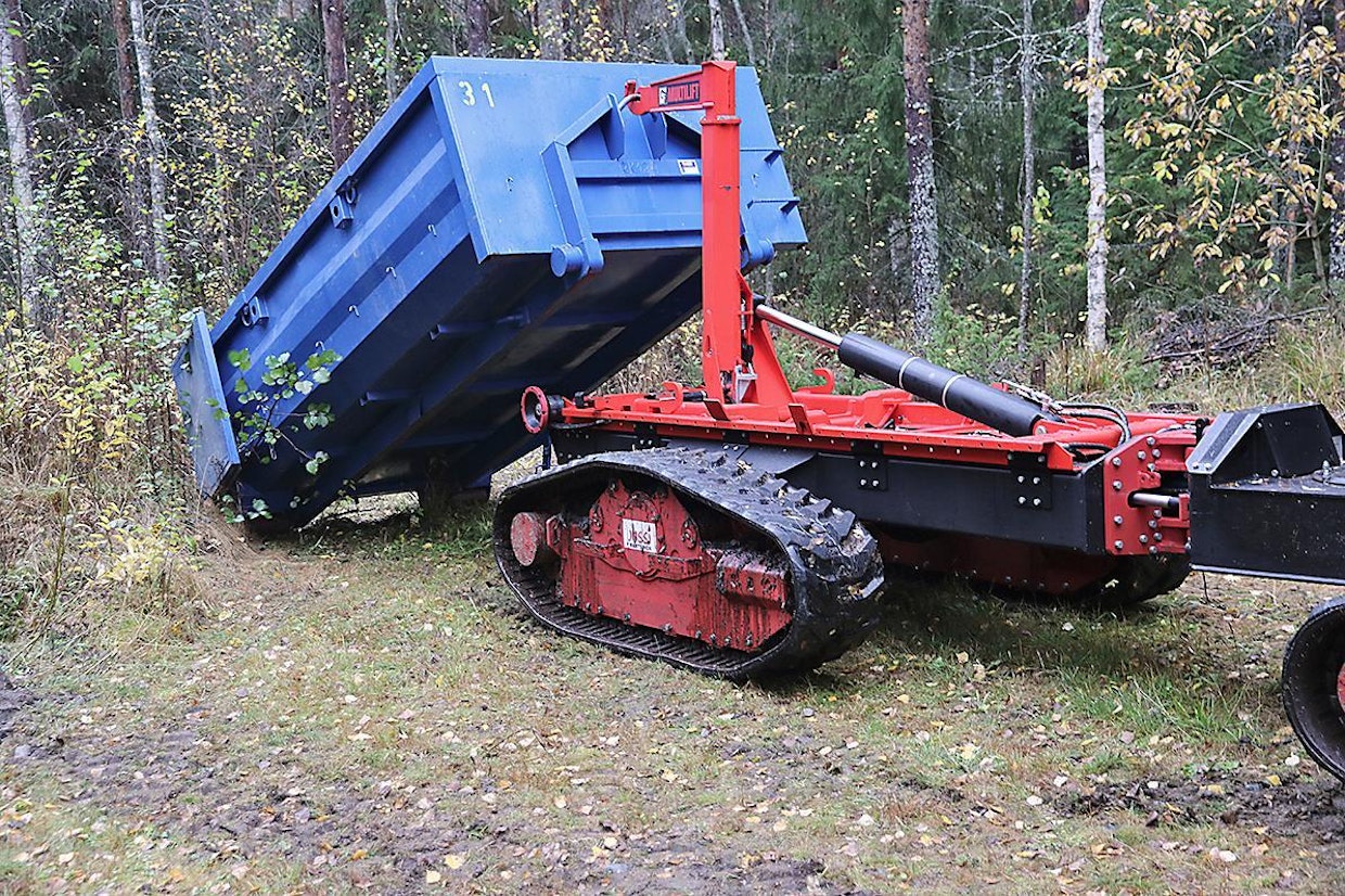 Kuormatilan kantavuus on 5 000 kiloa. Koukkulavalaitteisto mahdollistaa esim. kaapelinlevittimen tai pankkolavan käytön. Käyttökohteita on siis todella runsaasti.