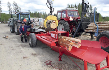 Maxx 2 halkaisee järeänkin pöllin vaivatta. Koneen käyttäjän työskentelymukavuutta on ajateltu asentamalla koneen kupeelle vanhan hevosniittokoneen penkki. Kotitekoista konetta kelpaa esitellä, kun se on maalattu makeanpunaiseksi. Komeuden kruunaa kansainvälisyyttä tavoitteleva nimi.