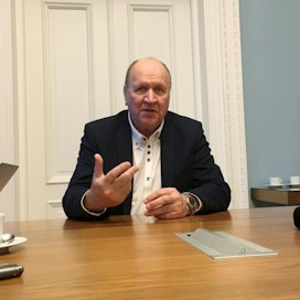 Ekre-puolueen Mart Helme tapasi suomalaistoimittajia Tallinnassa marraskuussa 2019. LEHTIKUVA / HETA HASSINEN