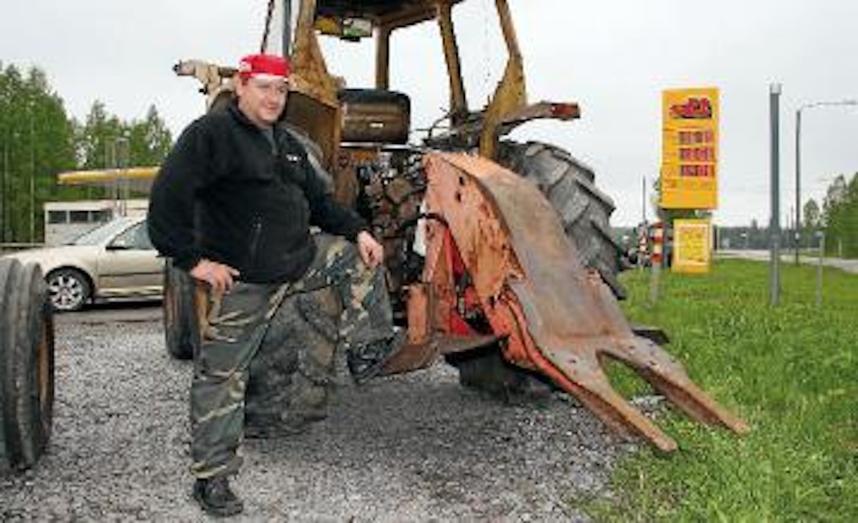 Jarmo Mielonen oli puuhaamassa keltaisten Valmettien kokoontumista Kerimäelle. Miehen oma keltainen Valmet on 702S, tunnettu voimanpesä. Sopiva työkone tähän traktoriin on omaa valmistetta oleva kannonnostolaite.