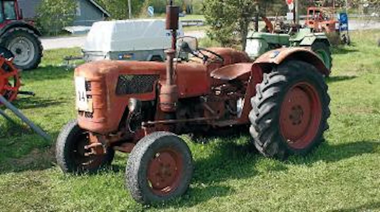 Rekisterissä oleva ja kaikilta toiminnoiltaan moitteeton Fahr D177S vaihtoi maisemaa 1500 eurolla. Suurin menoerä, jos uusi omistaja innostuu traktoriaan entisöimään, tulee koostumaan traktorikuvioisista etupyöristä ja maalista.